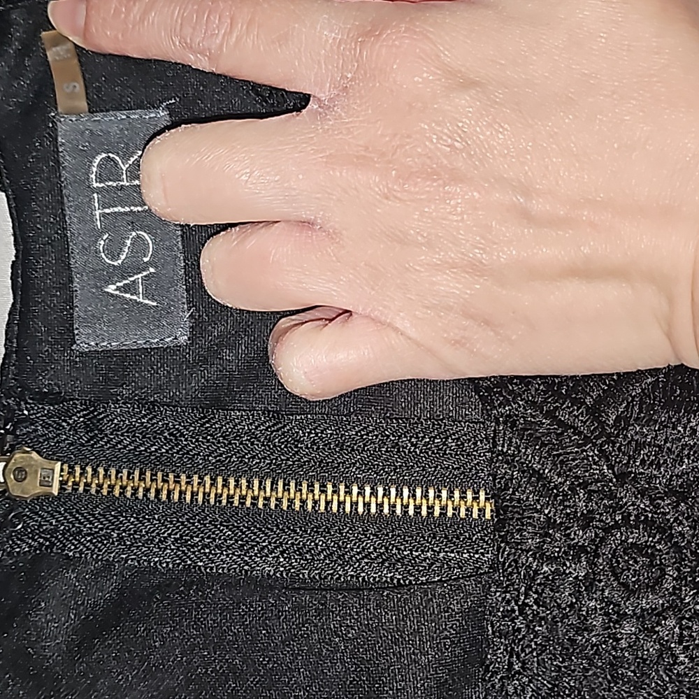 Beautiful Black Sleveless Flower Pattern Dress - image 4